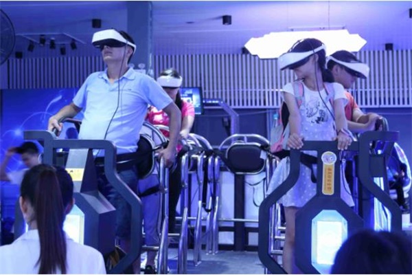 體驗者正在體驗vr設備 體驗者正在體驗vr設備