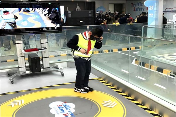 學生在體驗館vr交通館 學生在體驗館vr交通館