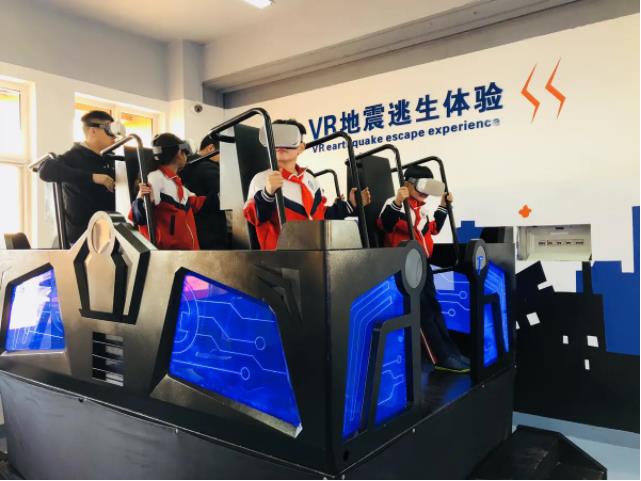 學(xué)生在體驗vr地震體驗館