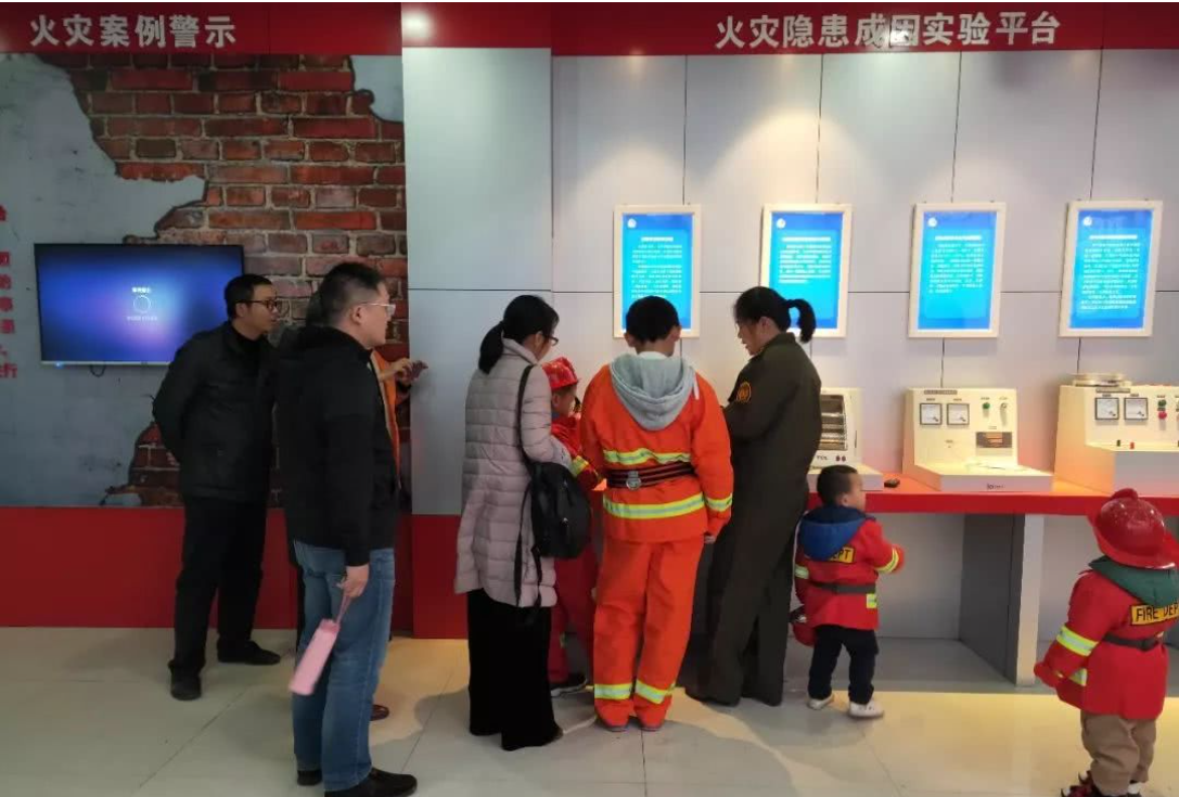 大人小孩在參觀學習vr消防科普體驗館 大人小孩在參觀學習vr消防科普體驗館
