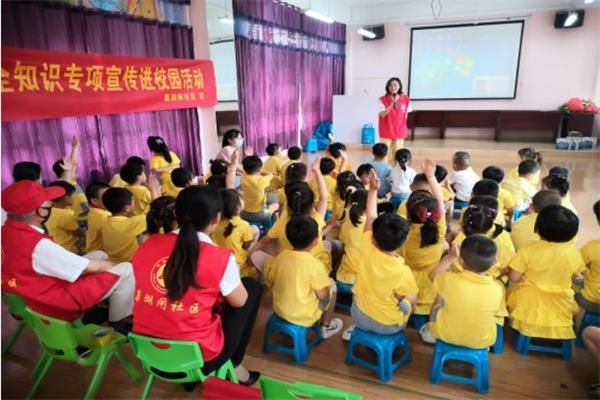 學(xué)生正在認(rèn)真聽老師講科普知識 學(xué)生正在認(rèn)真聽老師講科普知識