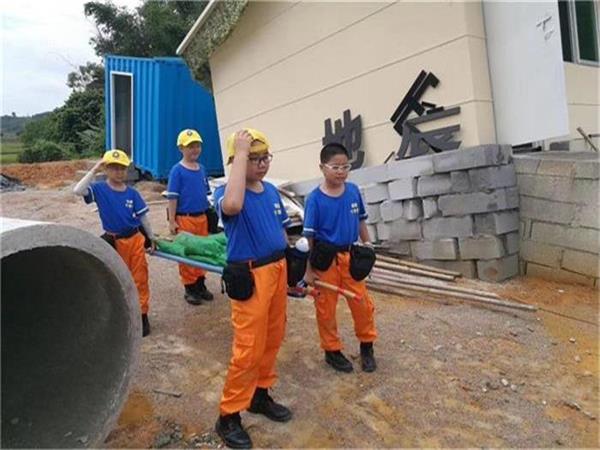 小學(xué)生正在等待體驗(yàn)地震館 小學(xué)生正在等待體驗(yàn)地震館