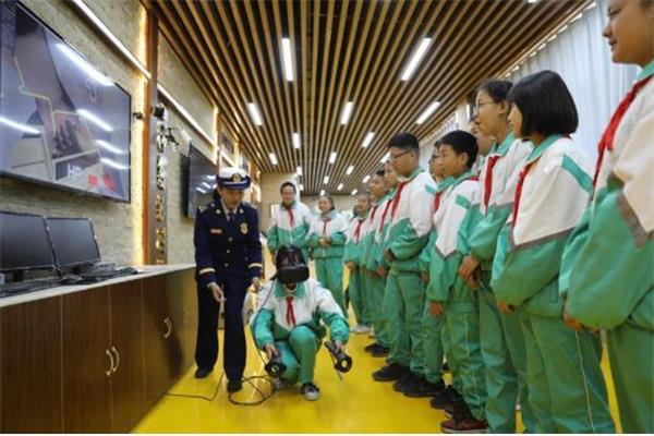 學生正在認真聽講交通安全體驗課 學生正在認真聽講交通安全體驗課