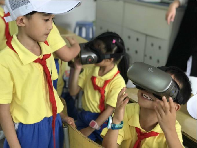 小朋友頭戴vr眼鏡體驗(yàn)得笑逐顏開(kāi) 小朋友頭戴vr眼鏡體驗(yàn)得笑逐顏開(kāi)