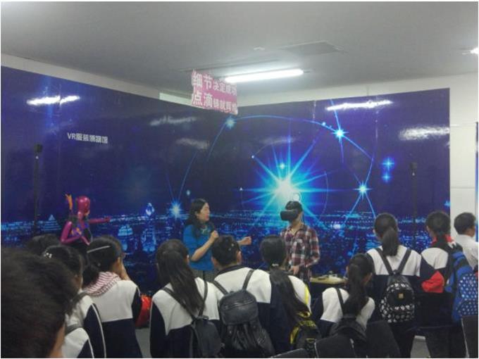 學(xué)生正在認(rèn)真聽(tīng)講vr安全教育體驗(yàn)課 學(xué)生正在認(rèn)真聽(tīng)講vr安全教育體驗(yàn)課