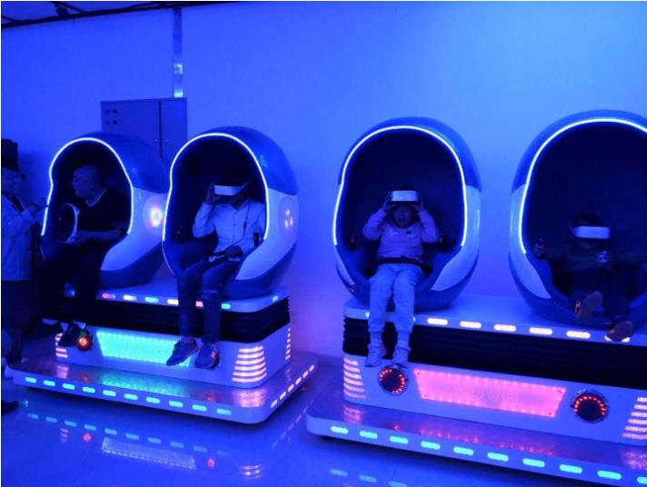 大人小朋友正在體驗(yàn)vr體驗(yàn)館里的設(shè)備 大人小朋友正在體驗(yàn)vr體驗(yàn)館里的設(shè)備