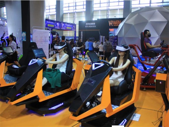 美女們正在體驗(yàn)刺激好玩的vr賽車(chē) 美女們正在體驗(yàn)刺激好玩的vr賽車(chē)