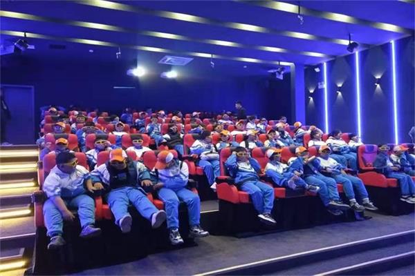 想體驗(yàn)移動(dòng)的影院嗎?弧幕軌道影院幫你實(shí)現(xiàn)