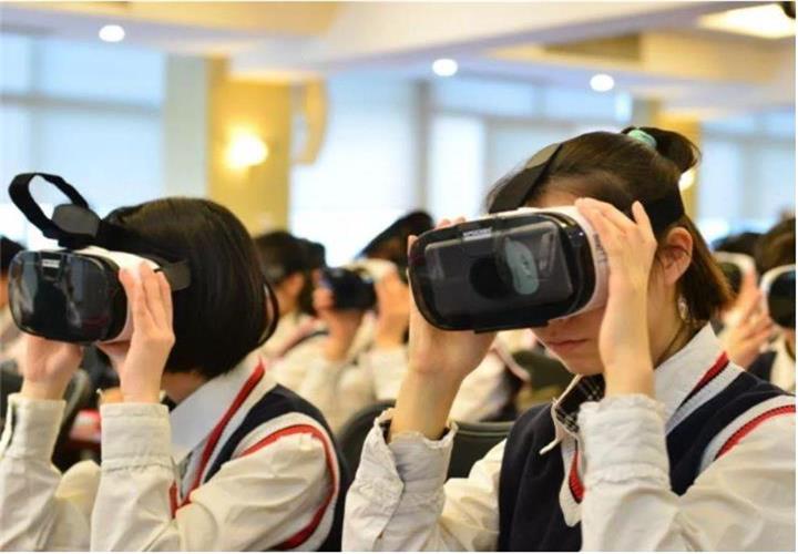學生在用vr設備上課體驗科普安全教育