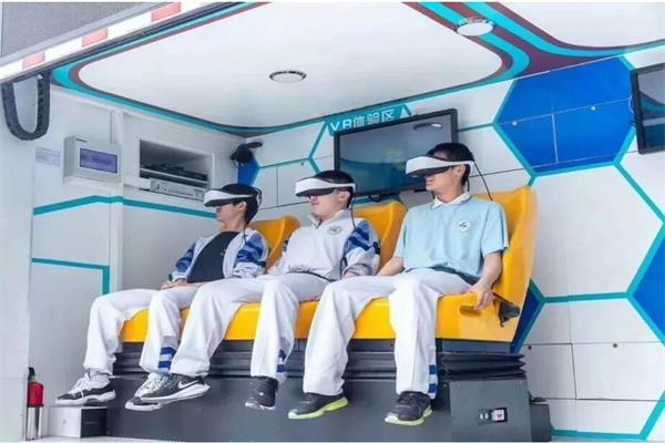 三學(xué)生正在vr體驗區(qū)體驗