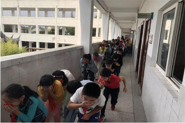 學(xué)生學(xué)校模擬火災(zāi)逃生演練