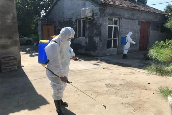 衛(wèi)生人員對街道進(jìn)行消毒