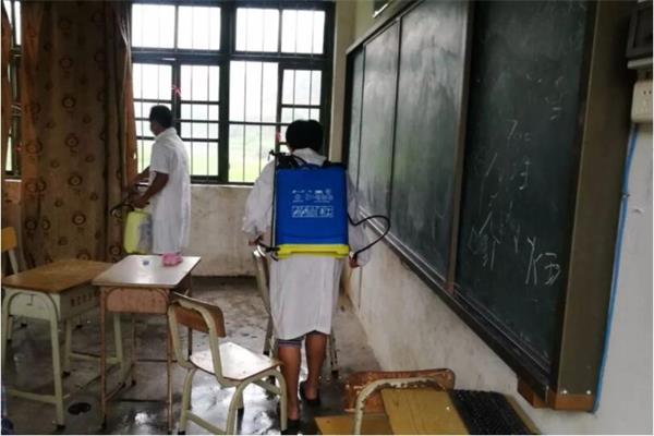 衛(wèi)生人員對教室進(jìn)行消毒