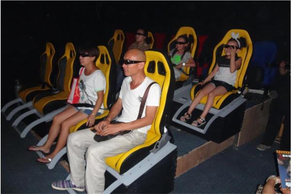 人們?cè)隗w驗(yàn)5D影院 人們?cè)隗w驗(yàn)5D影院