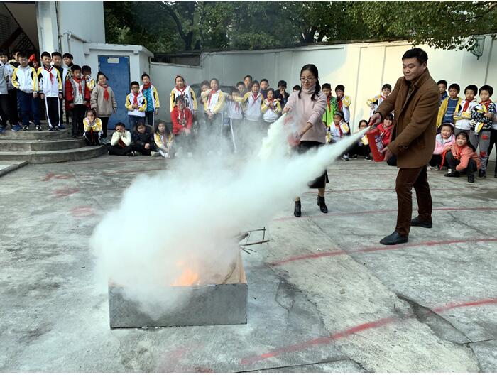 學校進行消防滅火培訓 學校進行消防滅火培訓
