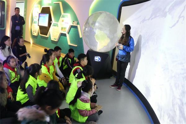 老師正在教導(dǎo)學(xué)生科普知識(shí) 老師正在教導(dǎo)學(xué)生科普知識(shí)