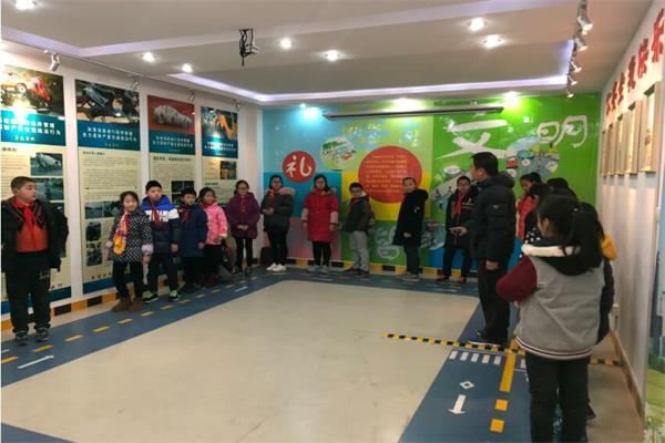 學生在交通安全館學習交通安全知識 學生在交通安全館學習交通安全知識