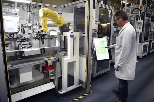 vr工程師正在調(diào)試機(jī)器 vr工程師正在調(diào)試機(jī)器