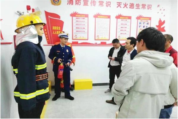 消防局人員在向大眾展示如何使用滅火筒 消防局人員在向大眾展示如何使用滅火筒