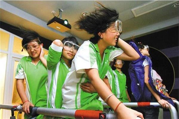 學(xué)生正在體驗(yàn)臺(tái)風(fēng)體驗(yàn)館 學(xué)生正在體驗(yàn)臺(tái)風(fēng)體驗(yàn)館