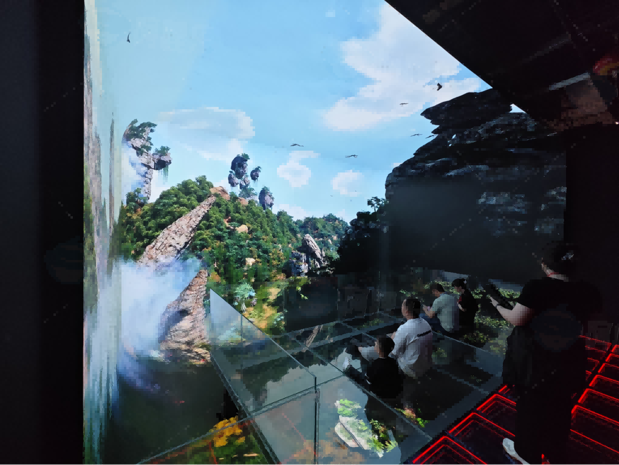 軌道影院跟懸空玻璃劇場(chǎng)有什么不同呢?